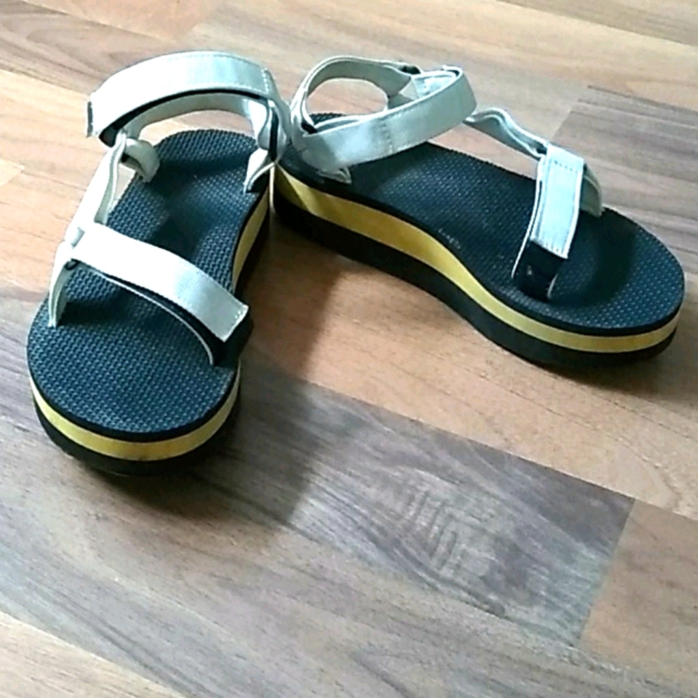 TEVA Flatform sandals size 9/40
